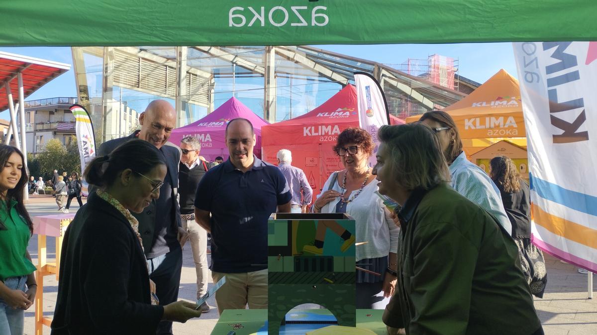 Amaia Agirre, en una de las actividades, con Janire Ocio al lado y con Alexander Boto (Ihobe) y Mikel Amundarain (EVE), detrás.