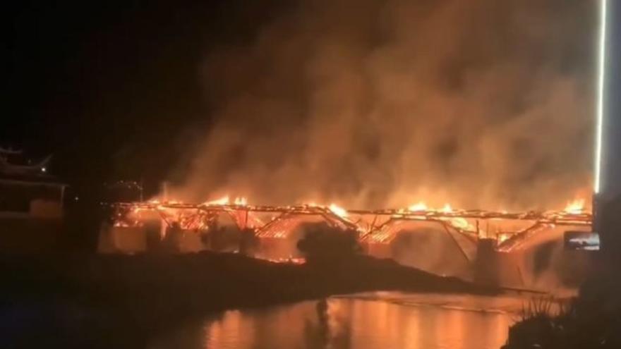 Un incendio destruye el puente de madera más largo y antiguo de China