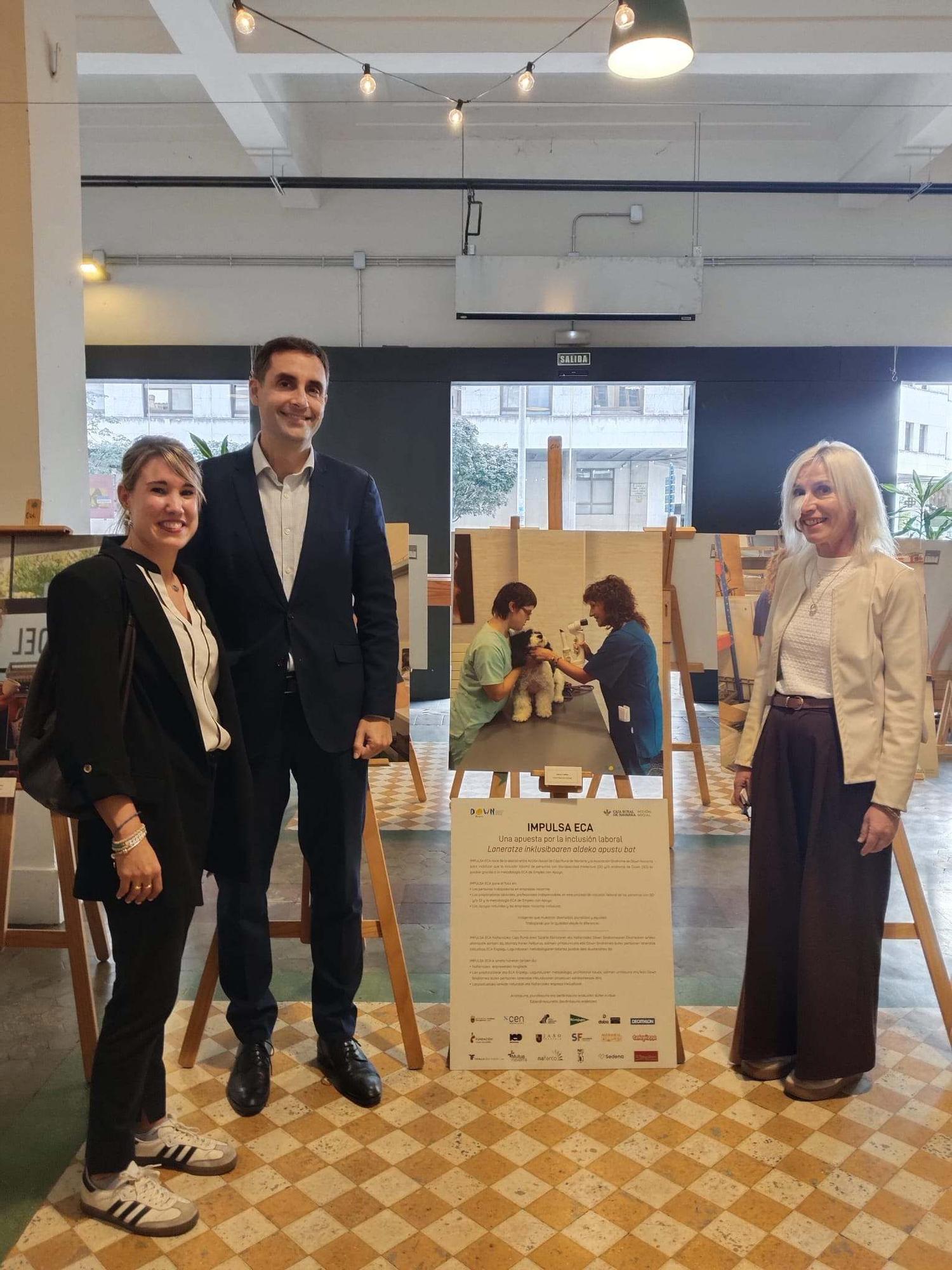 Representantes de la asociación, en la inauguración de la muestra