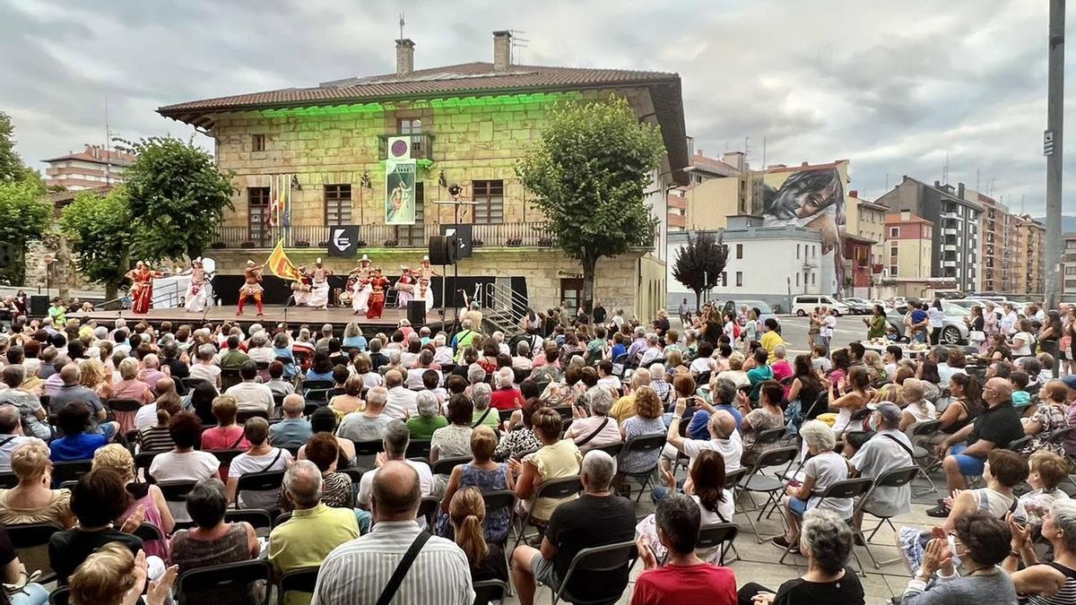 Las actuaciones de Folklore Bizian tendrán como escenario la plaza Kurtzeko / Ayuntamiento de Galdakao