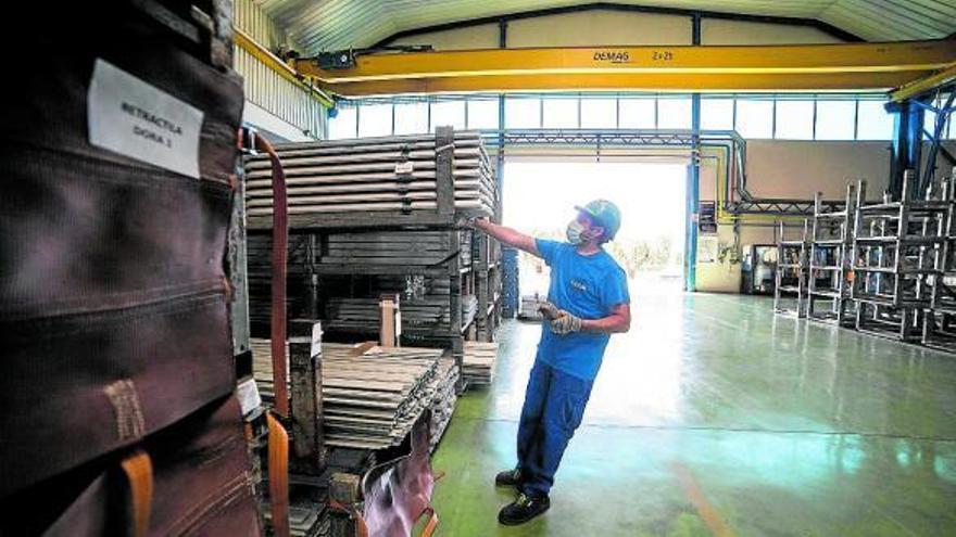 Un operario con mascarilla trabaja en la fabricación de perfiles metálicos en Toledo. Foto: E.P.