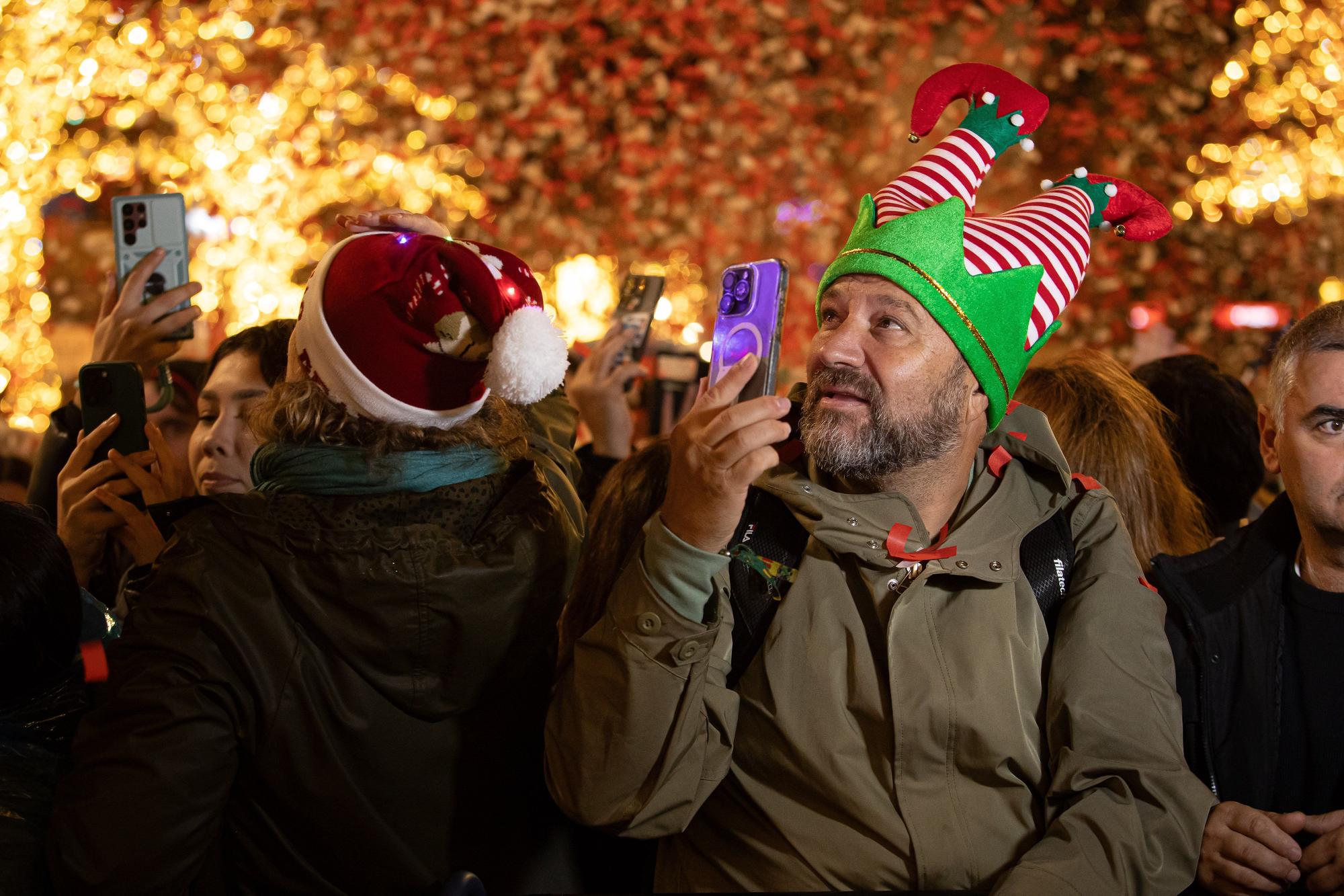 En imágenes: Ya es Navidad en Vigo: así ha sido el accidentado encendido de luces