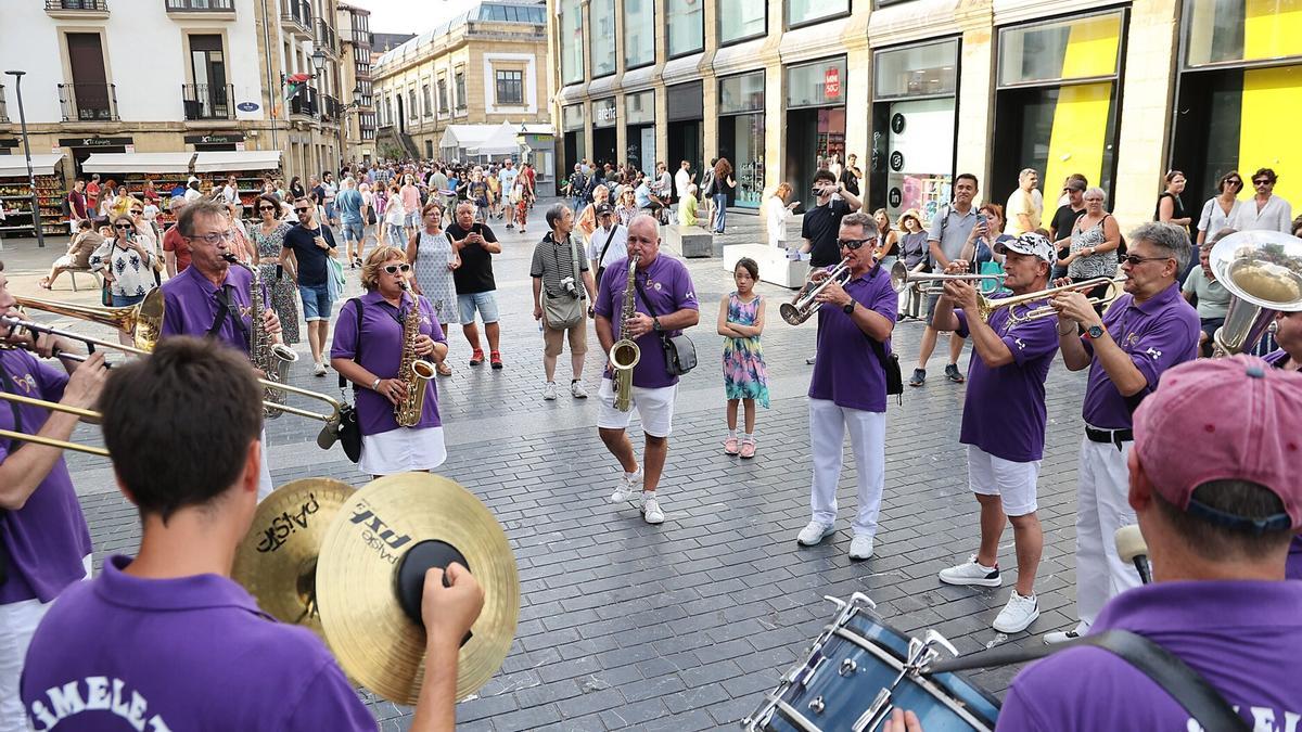 La txaranga Tximeletak en la Plaza Sarriegi
