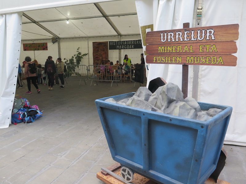 Los minerales, los fósiles y los dinosaurios toman Urretxu