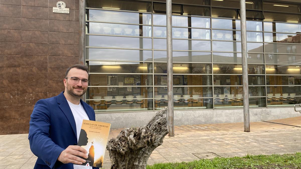 Telmo Lazkano posa con su nuevo libro &#039;Semillas de Libertad&#039;.