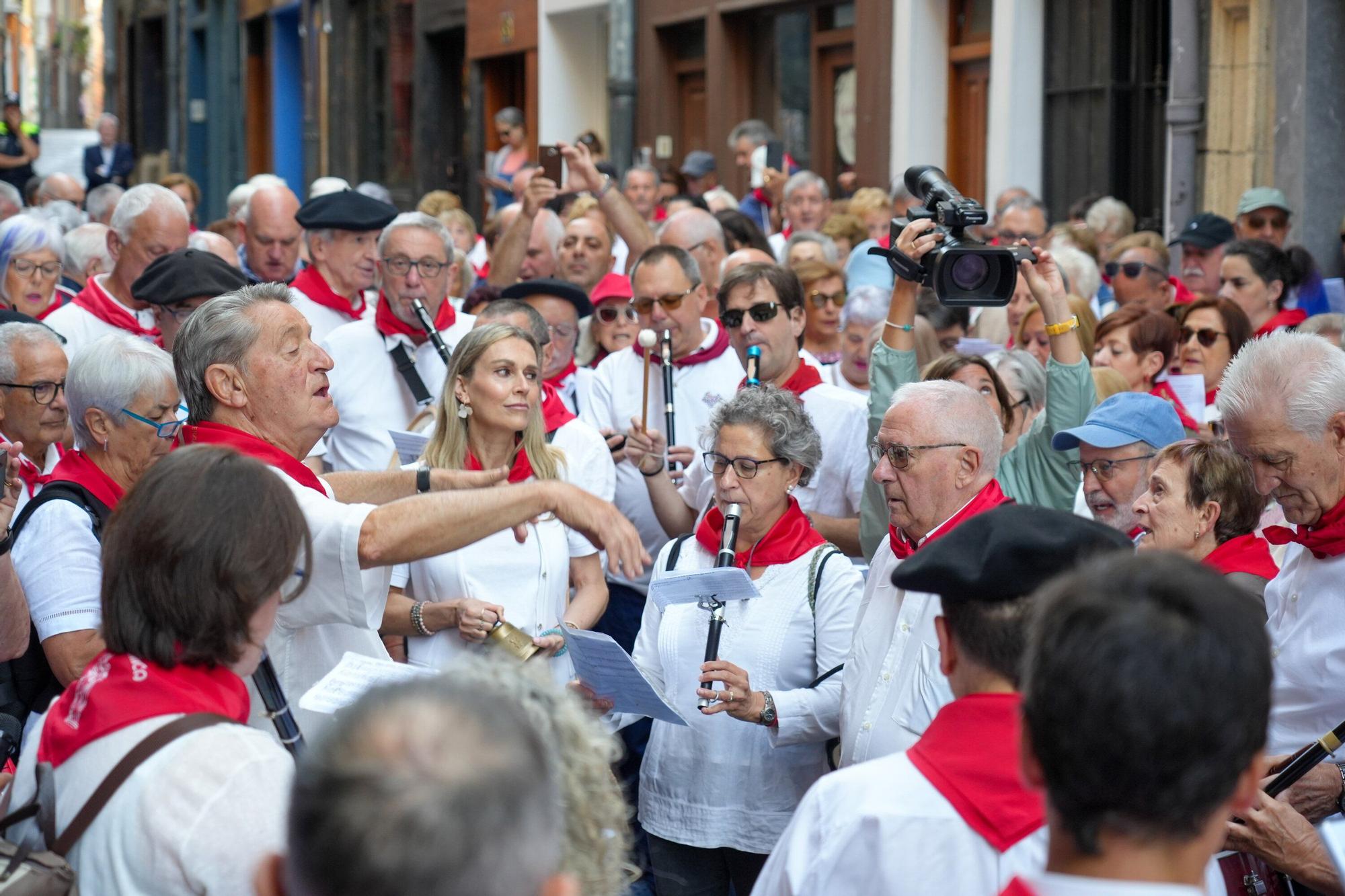 En imágenes: Los auroros despiertan a Vitoria con sus canciones