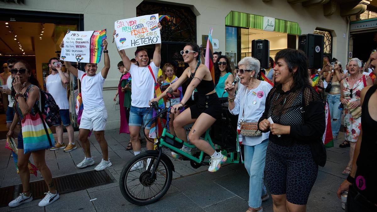 Pancartas y personas de todas las edades, en la reivindicación. 
