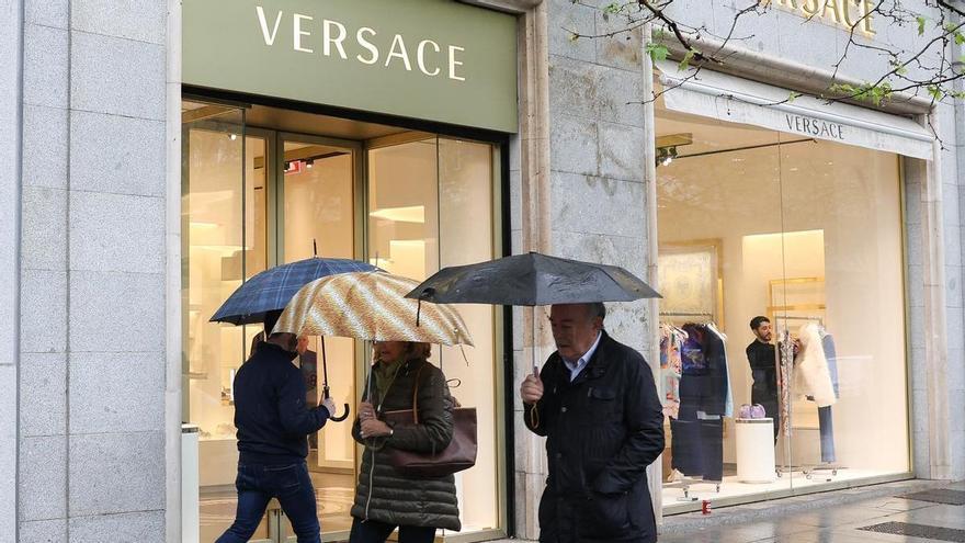 Bruselas autoriza la compra de Versace por Prada