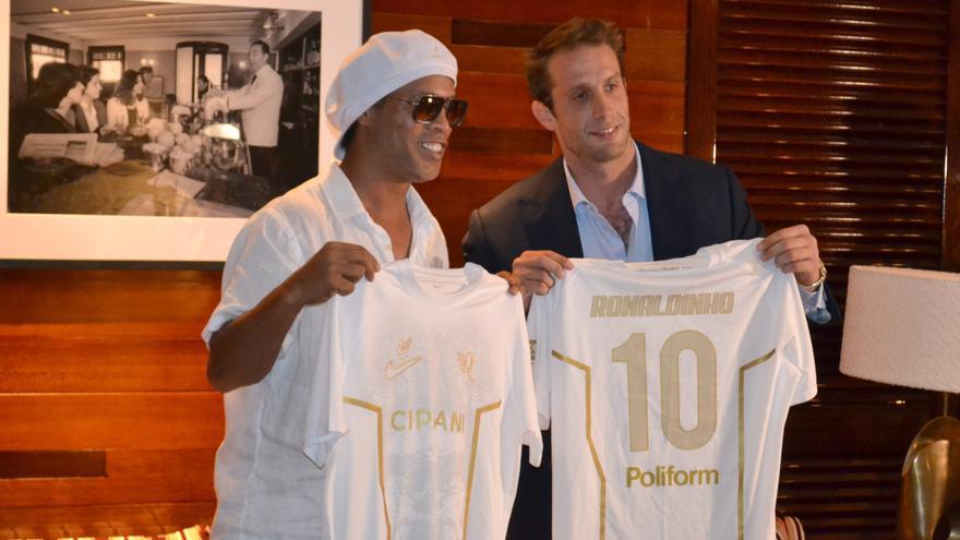 Ronaldinho anuncia su regreso al fútbol profesional a los 46 años: "Estoy deseando bailar con el balón"