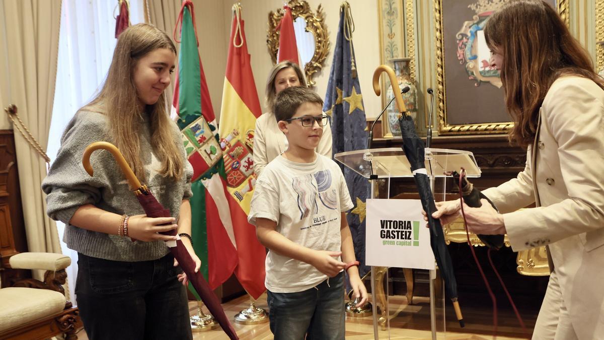 Presentación y entrega de avíos a Edurne y Celedón Txiki