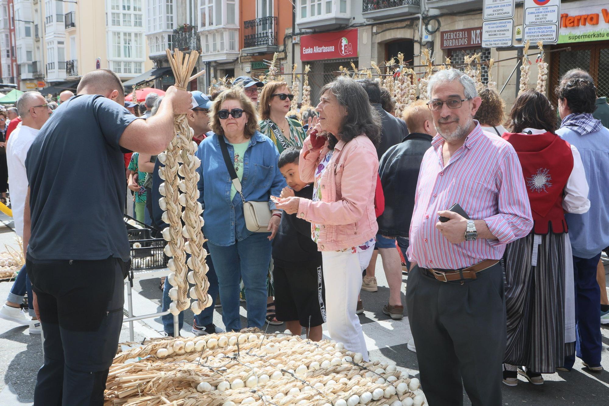 En imágenes: La feria de ajos atrae a los vitorianos un año más