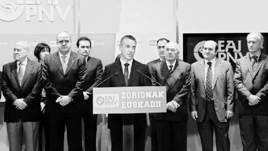 Urkullu, flanqueado por Arzalluz, Egibar, Ardanza, Ortuzar y Atutxa, ayer durante su intervención en Sabin Etxea.