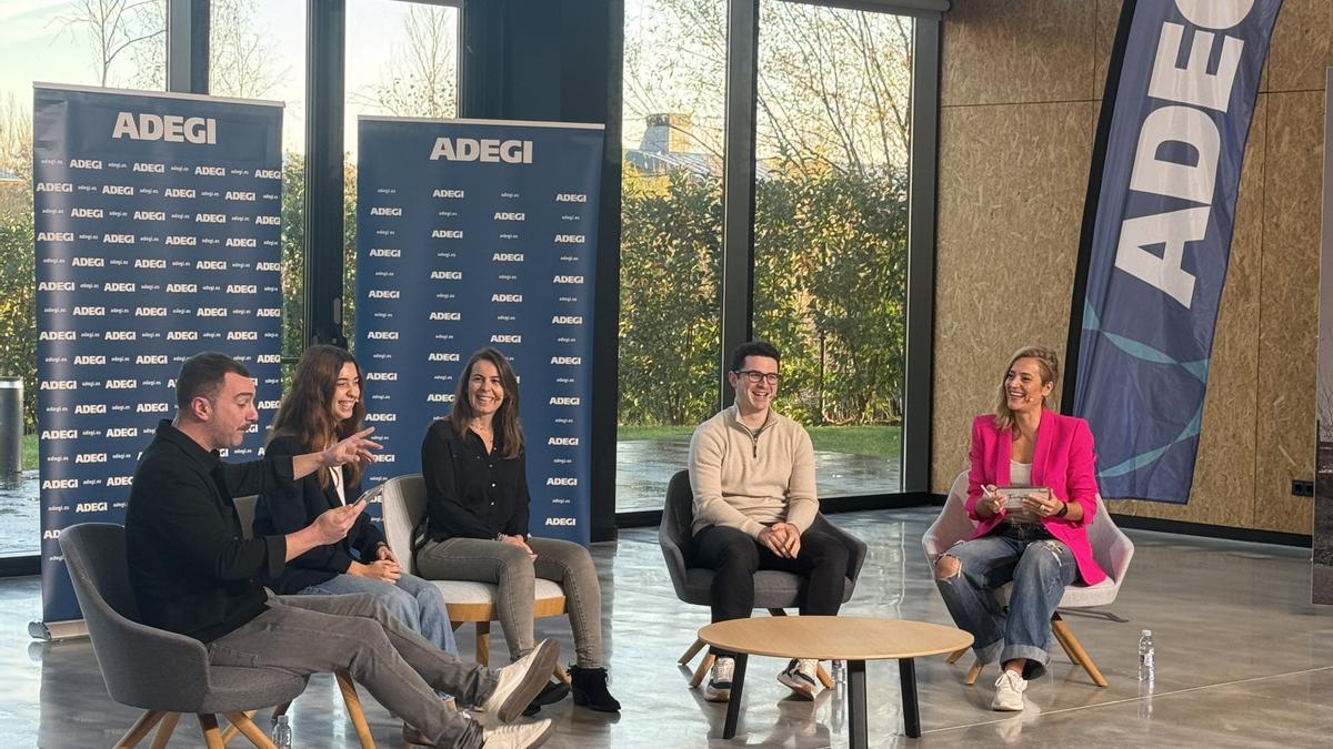 Charla entre jóvenes y empresas durante el Industria Eguna de Adegi.