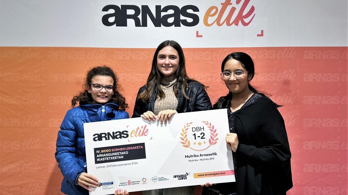 Las y los alumnos del IES Mutriku, ganadores de la categoría de 1º y 2º de la ESO por su vídeo &#039;Mutriku Arnasetik&#039;.