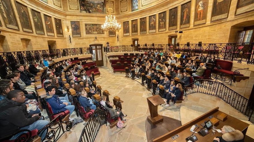 Estudiantes de la universidad de Poitiers visitan la Casa de Juntas de Gernika