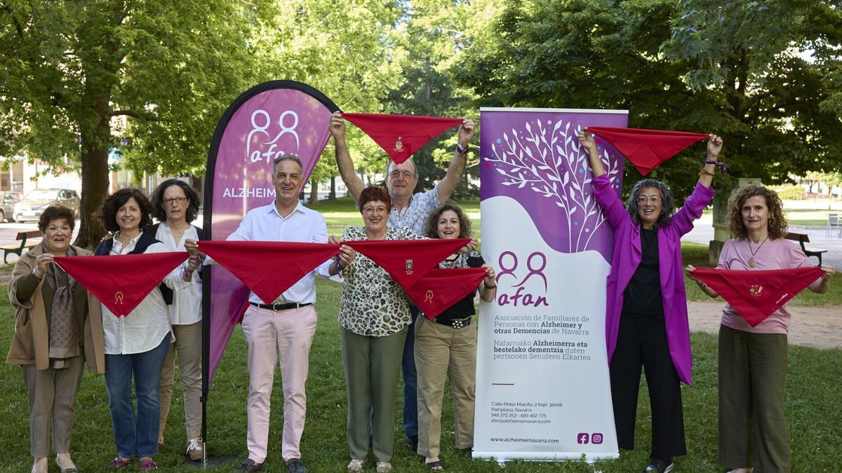 De izquierda a derecha: Carmen Borrego, Arantza Gainza, Victoria Erice, Miguel Angel Lerga, Raquel García, José María Arellano (detrás), Yolanda Saragueta, Diana Gonzalez y Idoia Lorea.