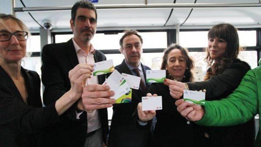 La edil Pilar Arana; el alcalde, Eneko Goia; el viceconsejero Antonio Aiz y la diputada Marisol Garmendia muestran las tarjetas de los tres territorios.