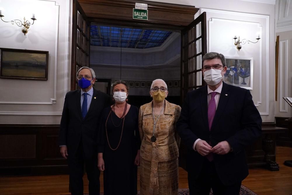 El presidente de la Sociedad Bilbaina, Juan Goiria; la consejera de Salud, Gotzone Sagardui; Maite Feito, presidenta de la Academia de Ciencias de Enfermería, y Juan Mari Aburto.