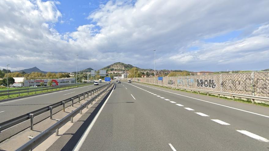 Un accidente entre cinco vehículos provoca retenciones en la A-15 en Hernani