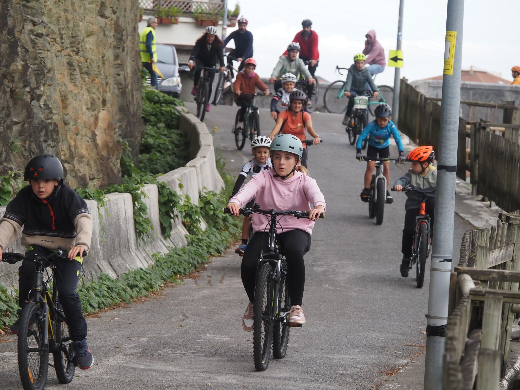 Fiesta ciclista en Deba