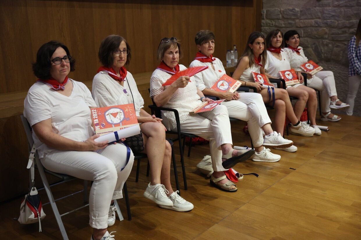 La Asociacion Festa-Los de Bronce entrega el Premio Festa 2022 a las mujeres que impulsaron la desaparición de las llamadas "madrinas" de las peñas en los Sanfermines