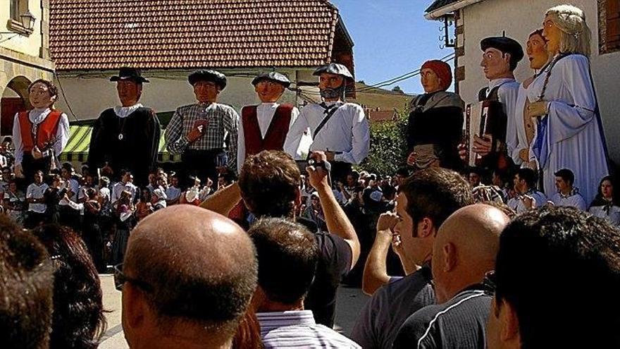Los nuevos gigantes de los nueve pueblos, en la presentación en el Aezkoako Eguna de Garralda.