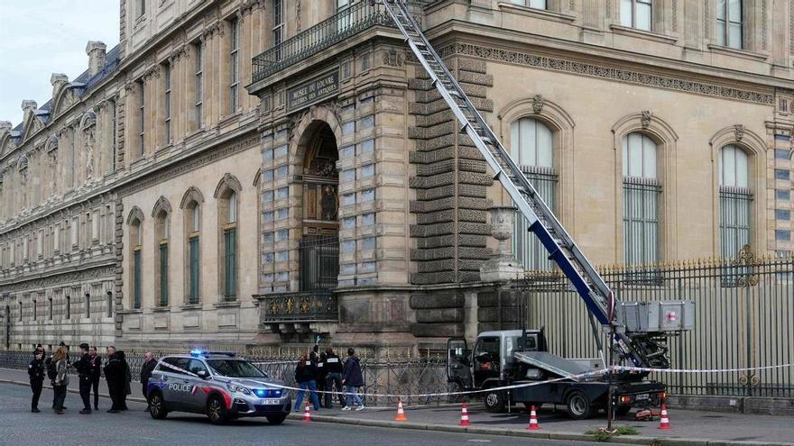 El Louvre queda finalmente cerrado este lunes tras el robo de joyas
