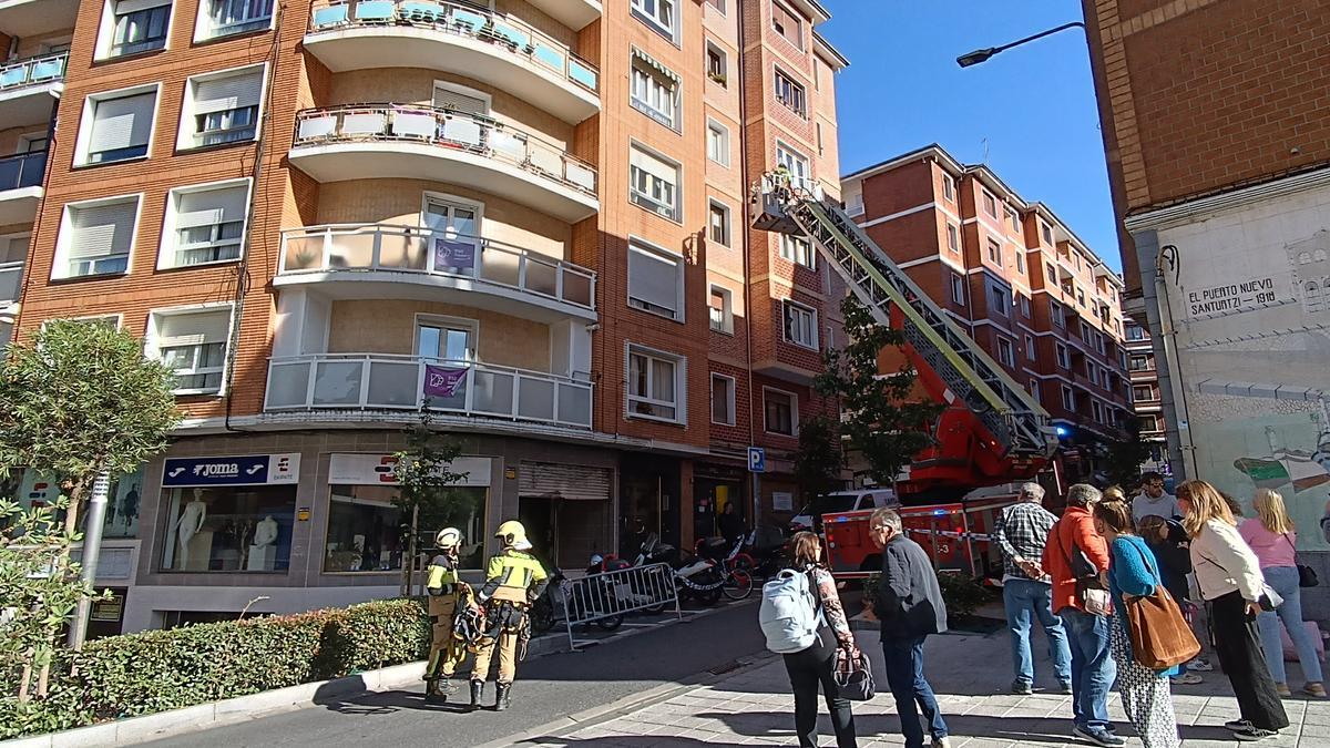 Bomberos en las inmediaciones de la calle Cervantes de Santurtzi