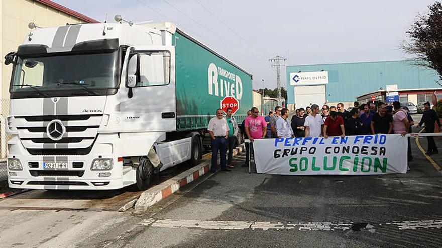 Concentración de la plantilla de Perfil en Frío en el año 2014 para pedir una solución.