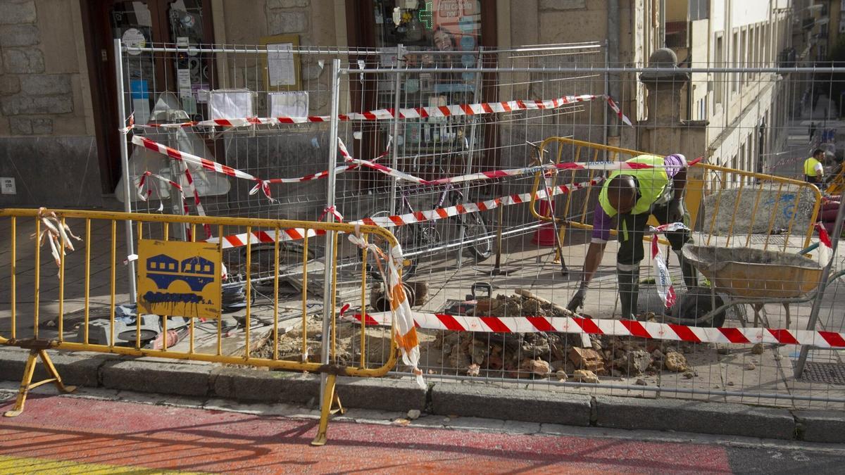 Reparando una tubería rota en Vitoria.