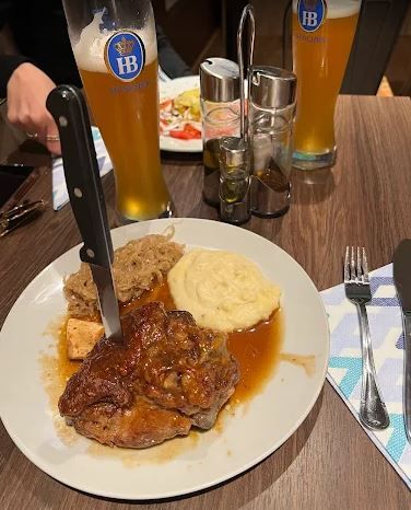 Cervezas y especialidades alemanas animan el paladar en el nuevo local de los hermanos Thate.