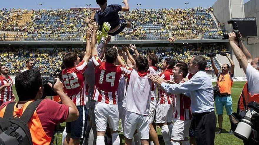 Los jugadores celebran su ascenso