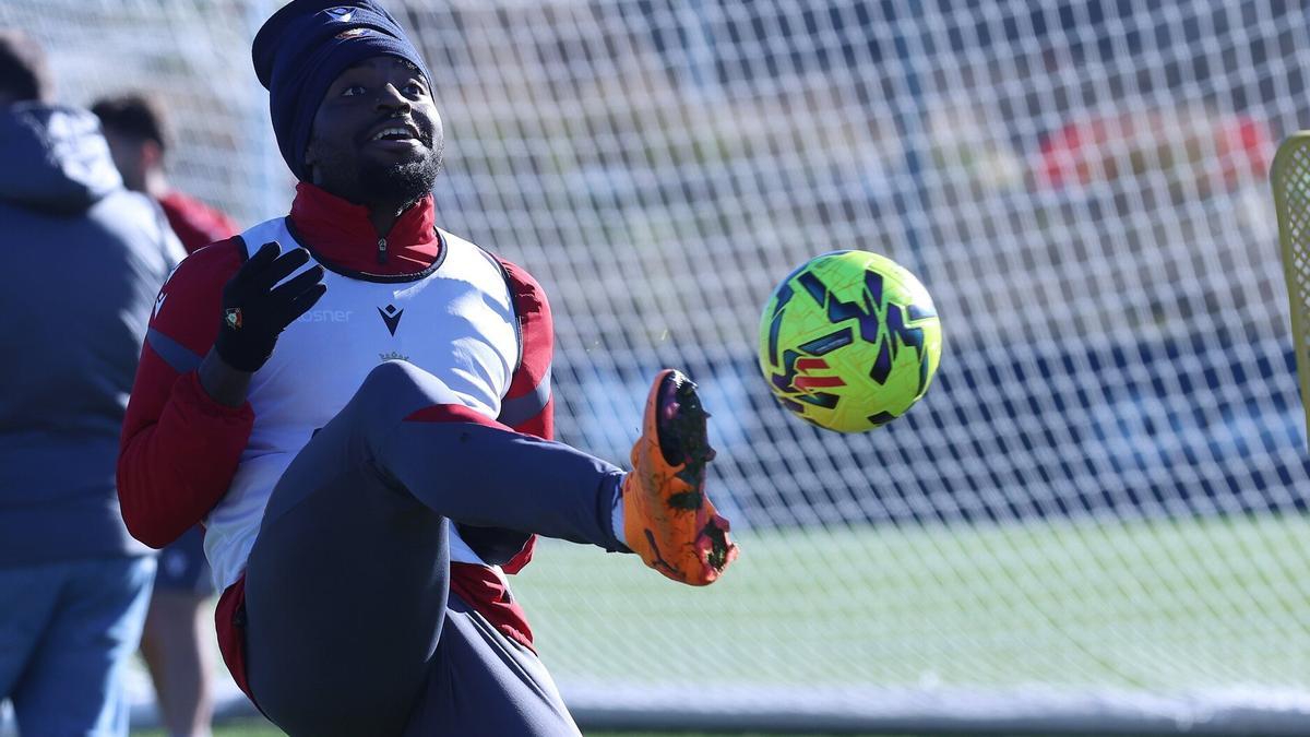 Boyomo, en un entrenamiento de esta semana en Tajonar.
