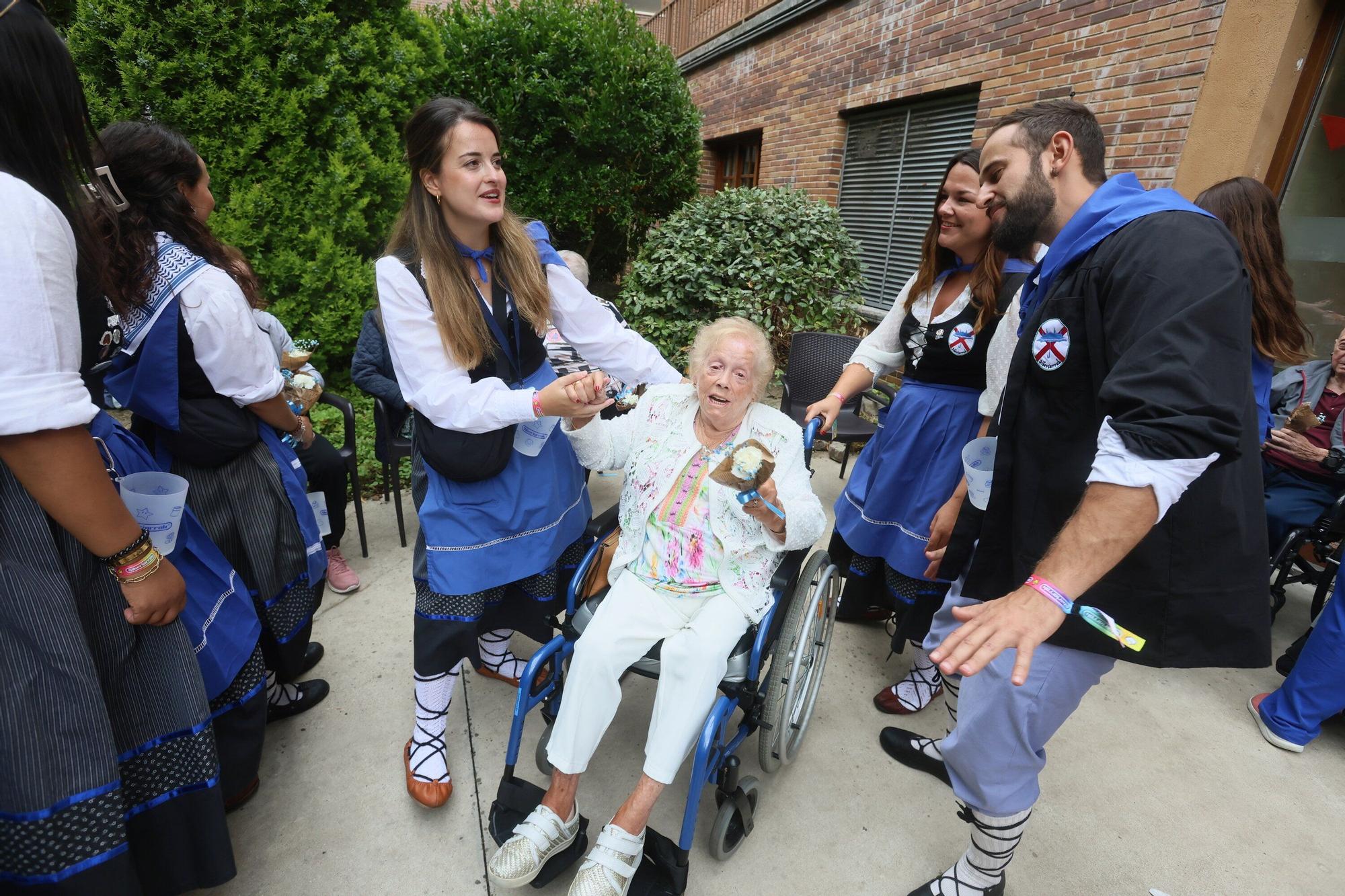 En imágenes: Siberiarrak lleva la fiesta a la residencia de ancianos Albertia Campos
