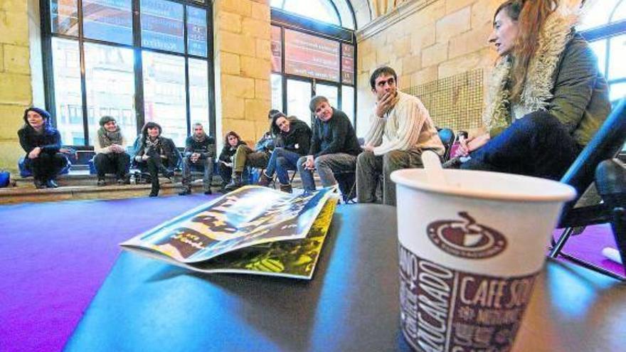 Kafe baten bueltan antzerkiaz solasean