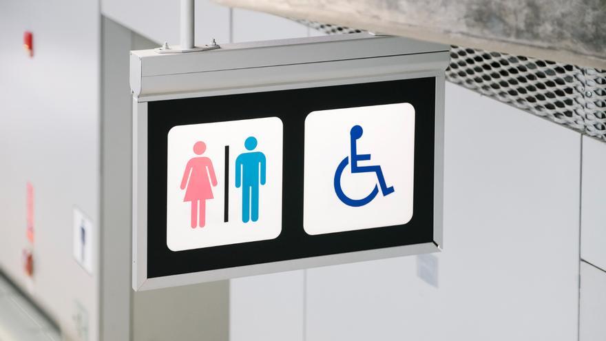 Ni mear de cuclillas ni poner papel en la tapa: lo que debes hacer al usar un baño público