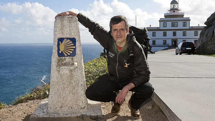 Nagore posando antes de comenzar su recorrido a pie de 7000 kilómetros entre el faro de Fisterra (A Coruña), a su espalda, y Jerusalén