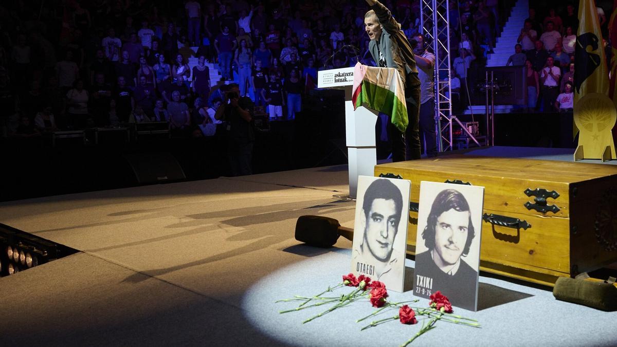 Homenaje de Sortu en el Anaitasuna a los etarras fusilados Txiki y Otaegi.