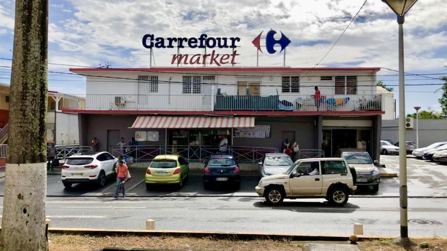 Un abuelo atraca un supermercado para intentar entrar a prisión y proteger allí a su nieto