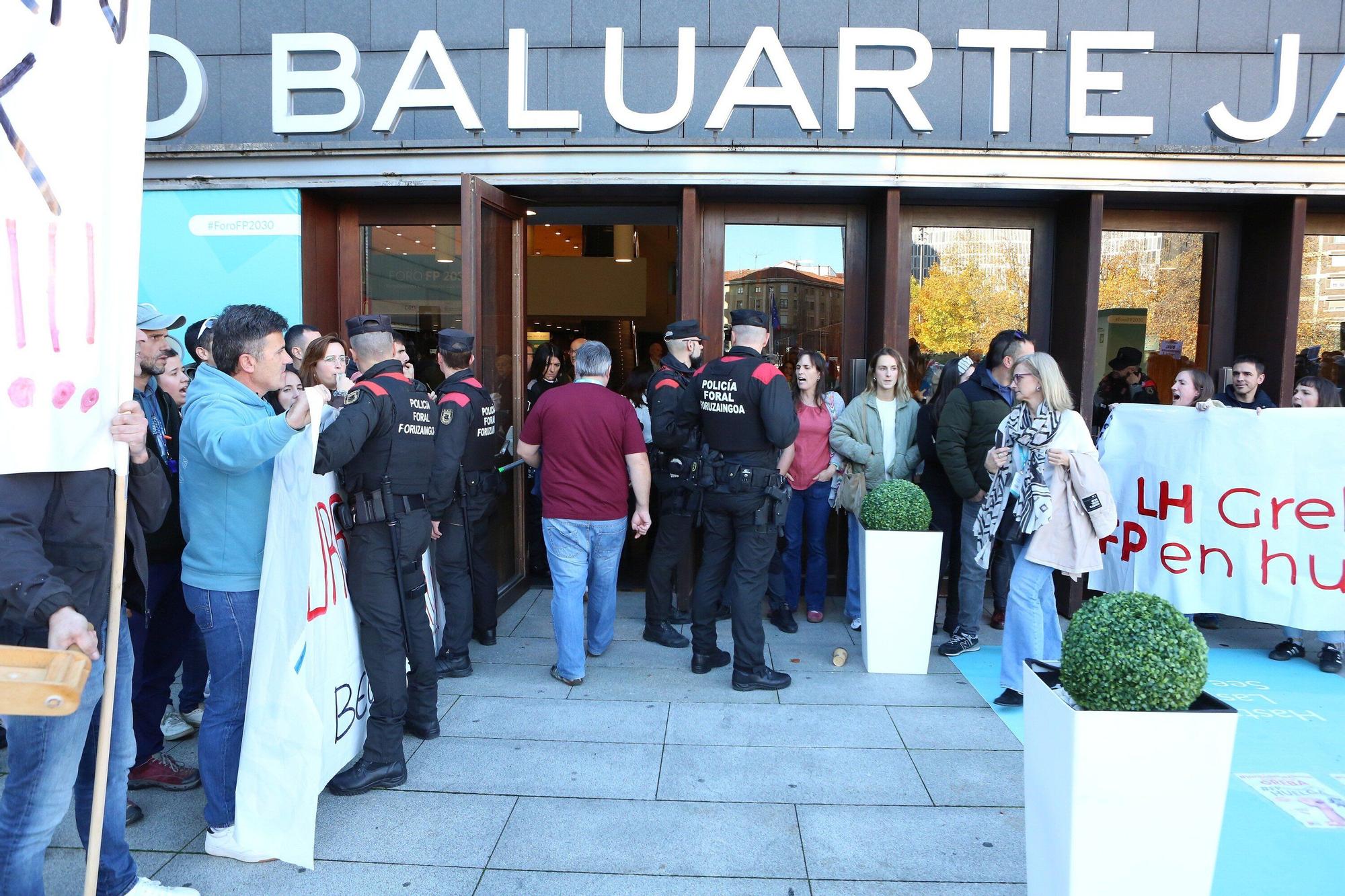 FOTOS | Momentos de tensión en la concentración de docentes de FP ante el Foro del Baluarte
