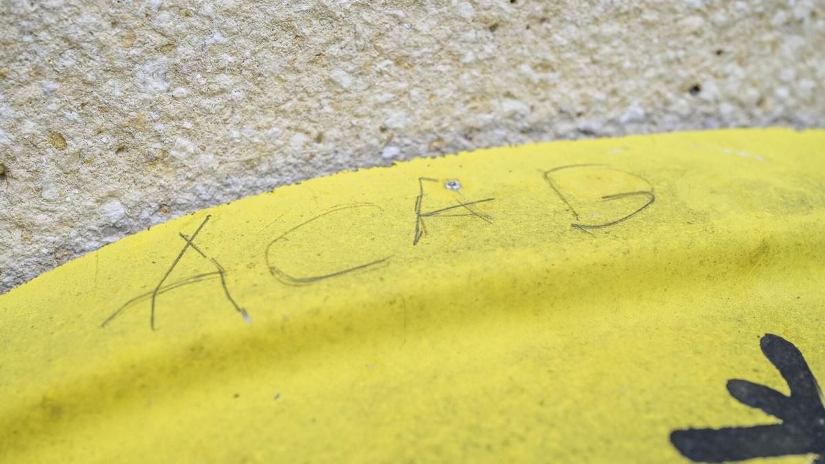 Detalle de la pintada realizada en Azpeitia donde se puede leer ACAB, iniciales de All cops are bastards, o todos los policías son unos bastardos