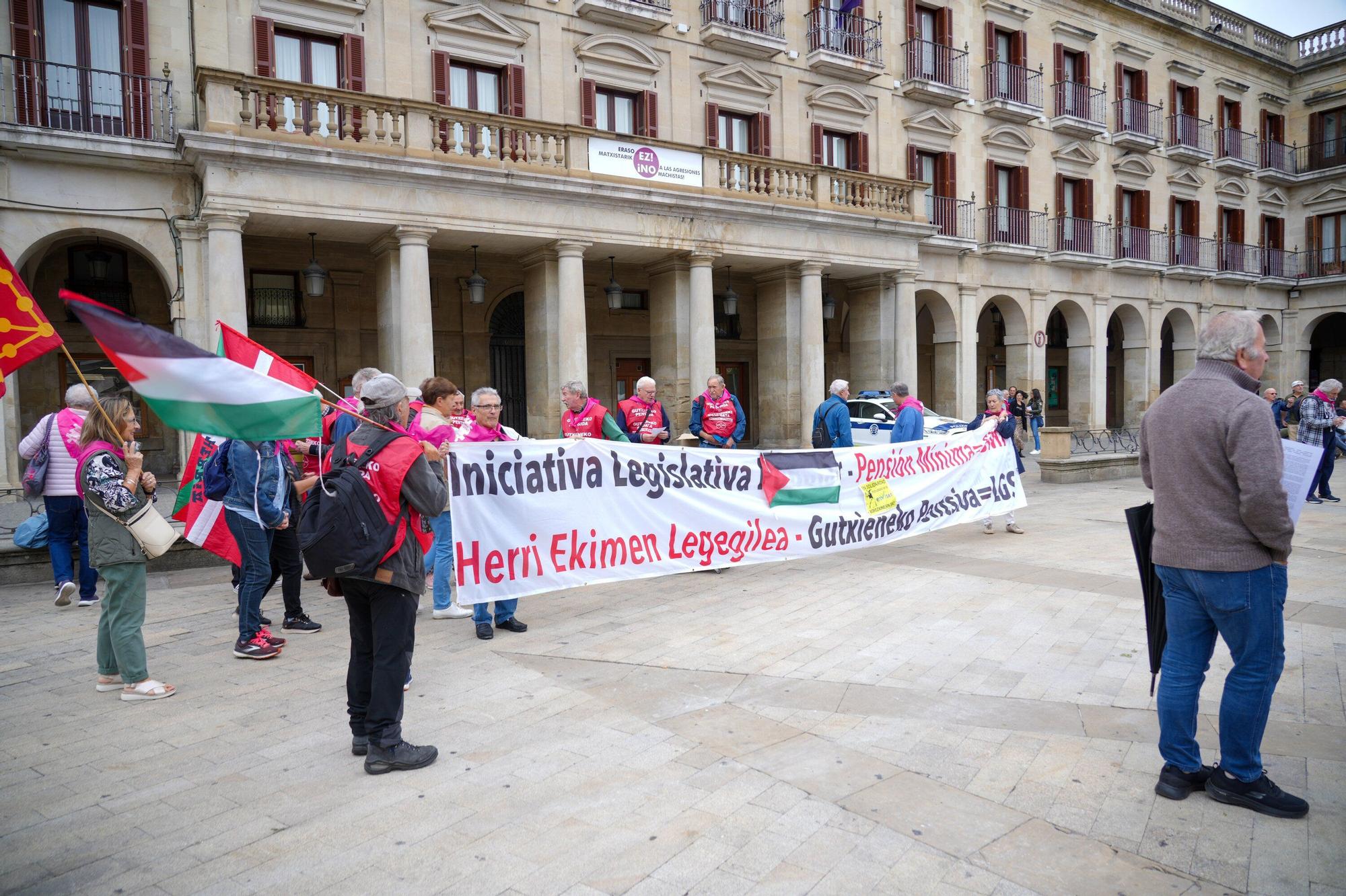 En imágenes: Los pensionistas retoman sus concentraciones en Vitoria