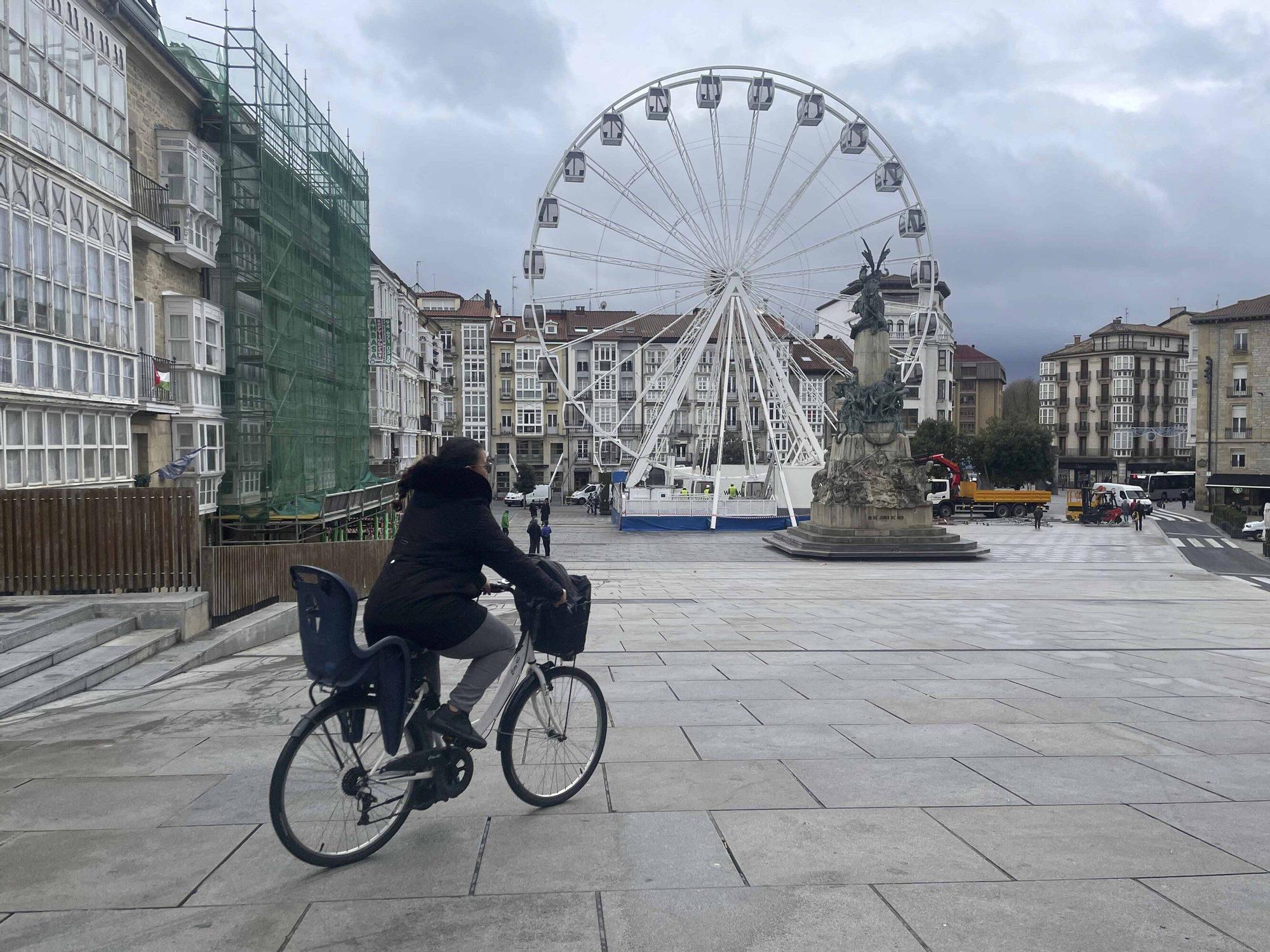 Una noria gigante en la plza de la Virgen Blanca es el principal reclamos navideño de este año en Vitoria