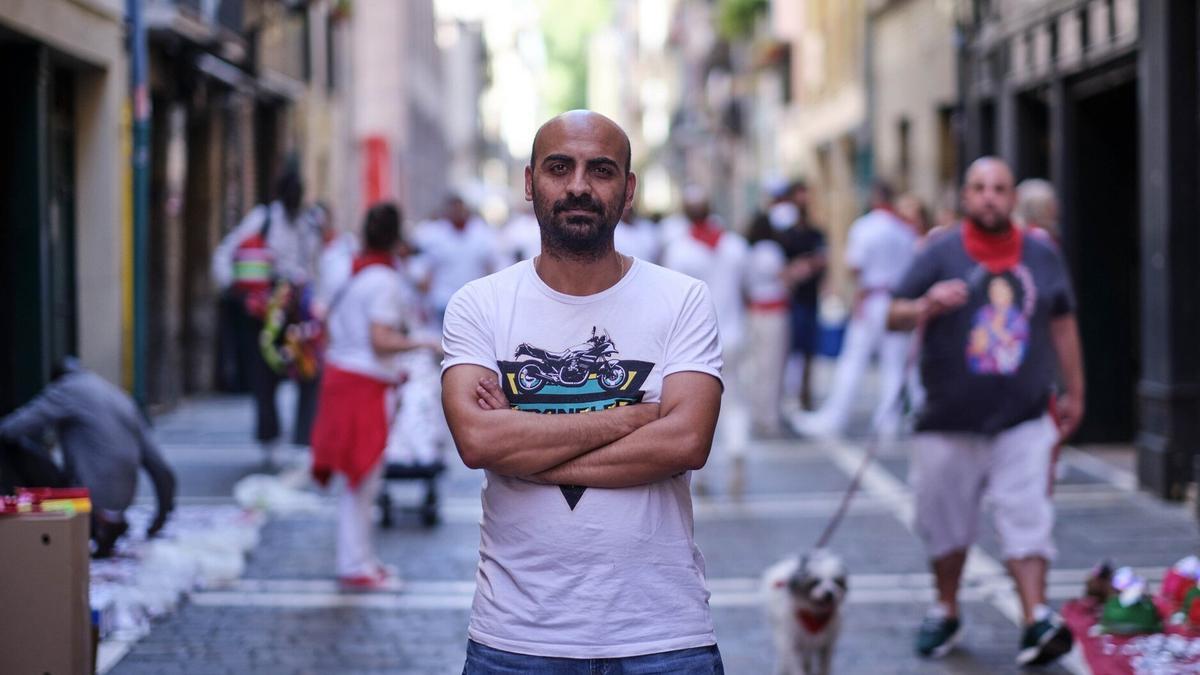 Diyaa posa fuera de la sociedad Zabaldi, donde disfrutó de las fiestas de San Fermín