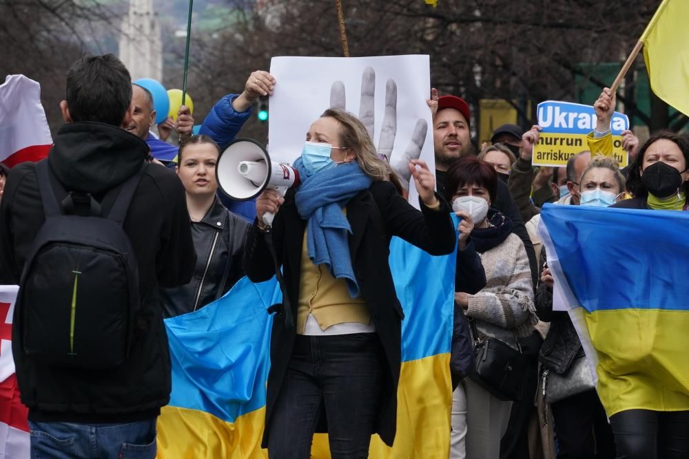 Miles de vascos se manifiestan en contra de la invasión rusa en Ucrania