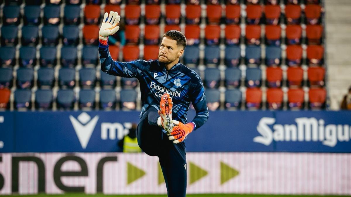 Remiro, durante el calentamiento.