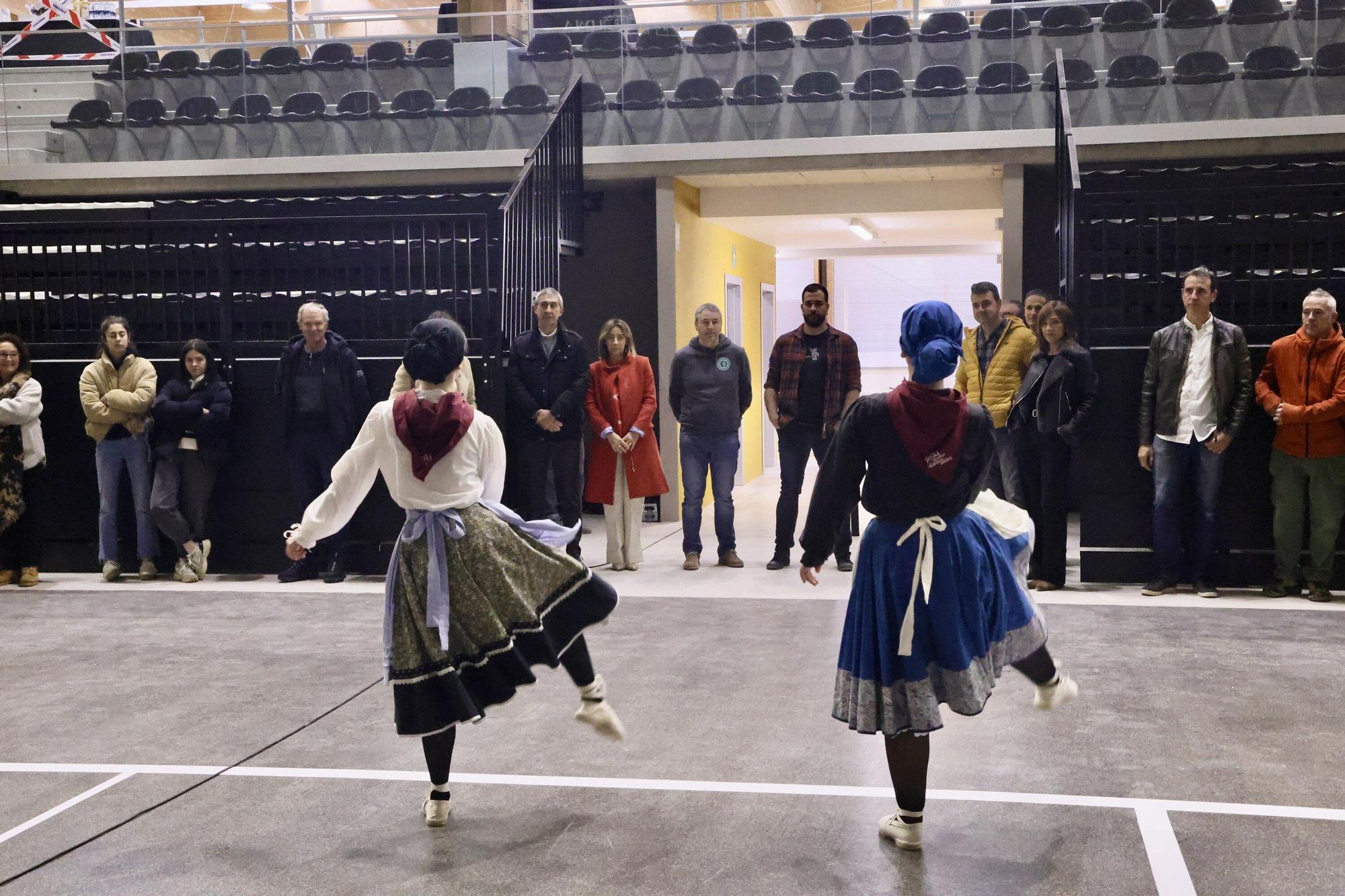 En imágenes: Así ha quedado el polideportivo y el frontón de Agurain tras la reforma