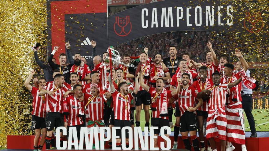 Foto del equipo completo del Athletic levantando la Copa. / Julio Munoz