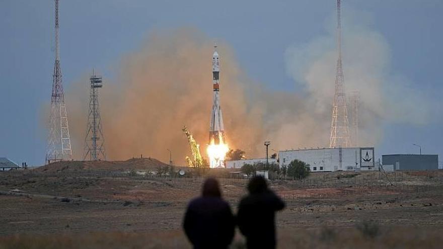 La nave Soyuz MS-02tripulada rusa  despegando