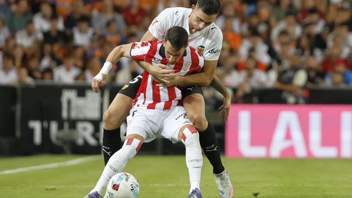 Berenguer protege el balón ante Tárrega.